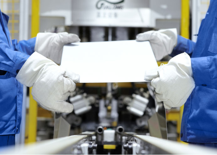 新浪網(wǎng)“致匠心?青動(dòng)力”探訪名氣余杭工廠